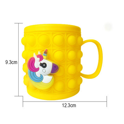 kopen Veilige en efficiënte babyvoeding Silicone afneembare cartoon mok knijp kinderliefde tandenborstel mok online manufacture