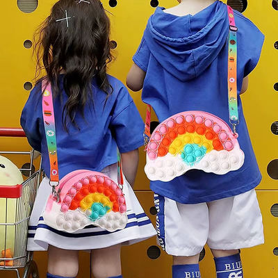 Van het de Beurssilicone van de schooltasritssluiting de Bellenspeelgoed die Regenboogwolken drijven